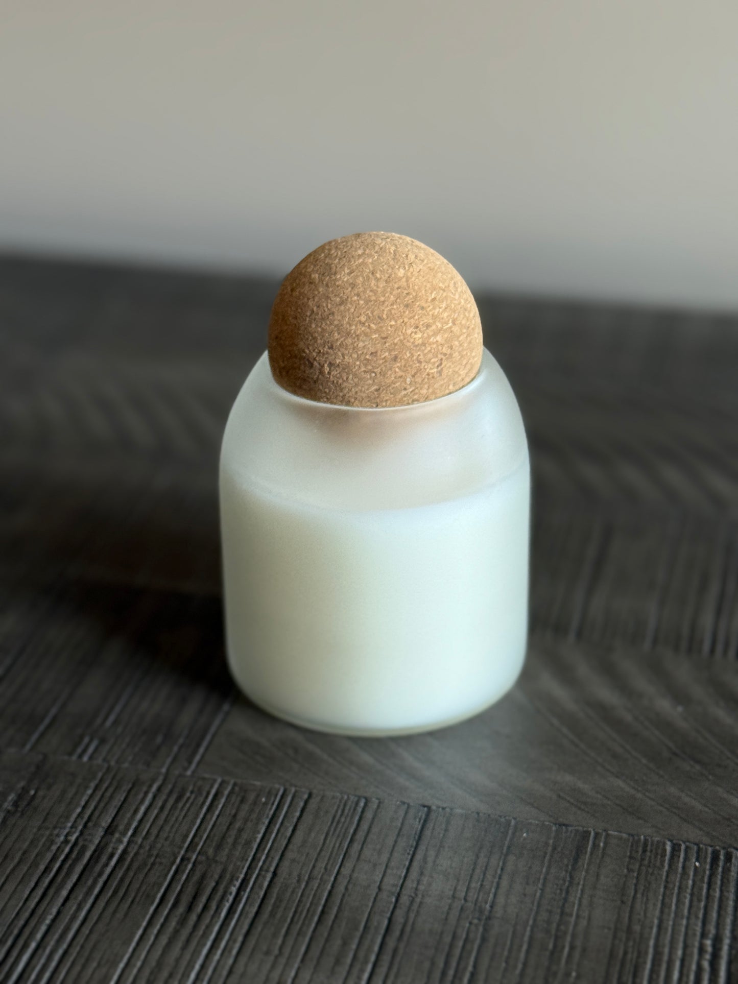 Delilac – Lilac Bloom Candle with Cork Lid | Clean-Burning Floral Scent for Spring & Gifting