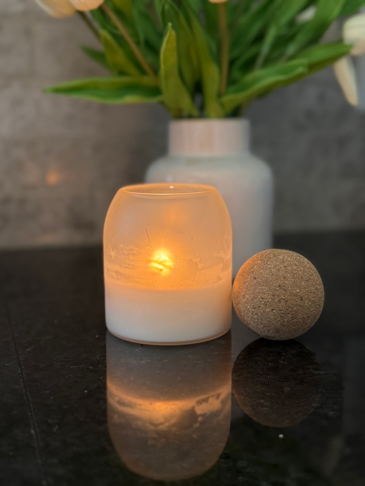 Delilac – Lilac Bloom Candle with Cork Lid | Clean-Burning Floral Scent for Spring & Gifting